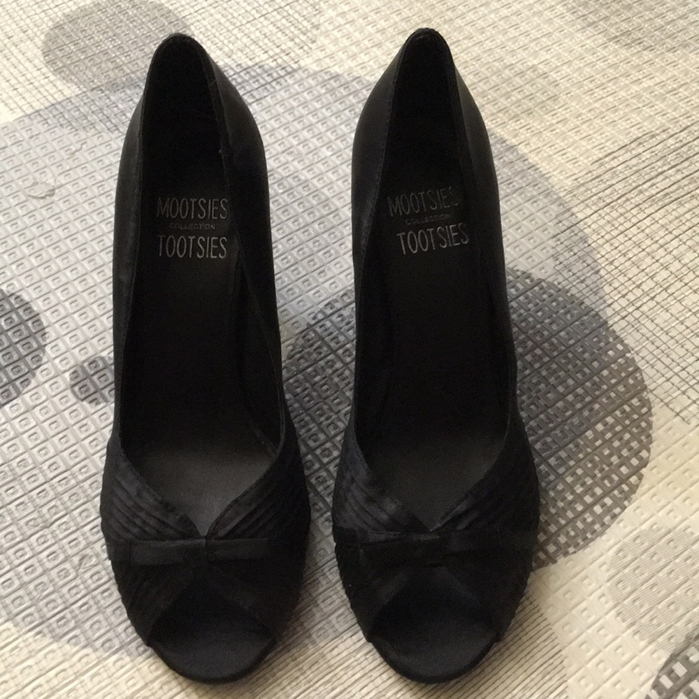 Mootsies Tootsies black peep toe pumps